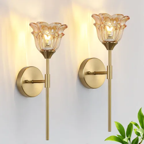 Paquete de 2 apliques de pared dorados con modernas pantallas de vidrio ámbar, accesorios modernos de luz de pared de tocador de baño de mediados de