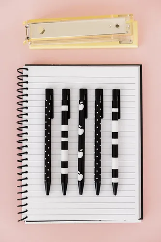 Miniatura 4 de Kate Spade New York Juego de 5 bolígrafos de tinta negra, bonitos bolígrafos de plástico con puntos y rayas