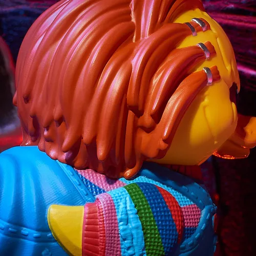 Miniatura 5 de TUBBZ Edición en caja Chucky con cicatrices Figura coleccionable de pato de goma de vinilo – Producto oficial de Chucky – TV, películas