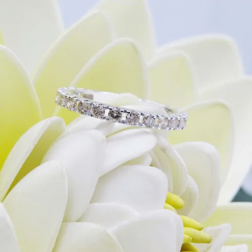 Miniatura 2 de Colección Dazzlingrock Alianza de oro sólido para mujer con piedras preciosas redondas o diamantes, anillo de boda apilable de eternidad