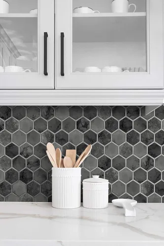 Miniatura 4 de NextWall Papel pintado geométrico hexagonal con incrustaciones para despegar y pegar (negro cósmico y plateado)