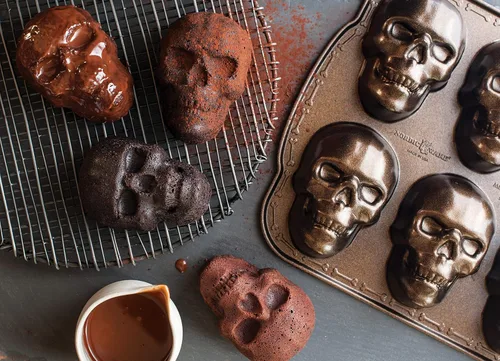 Miniatura 5 de Nordic Ware Utensilios para hornear de Halloween, molde para torta de calavera embrujada, bronce