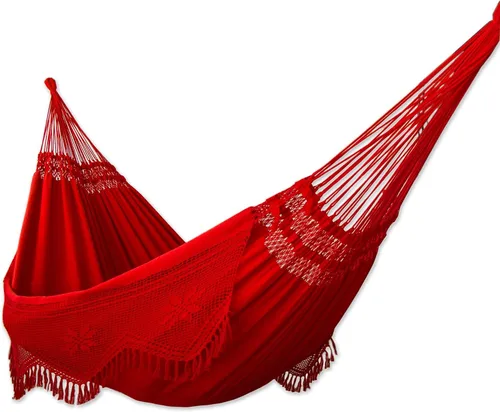 Miniatura 5 de NOVICA - Hamaca brasileña de tela de algodón a rayas color rojo y gris XL para 2 personas, con flecos de ganchillo blancos, “Samba escarlata” (doble)