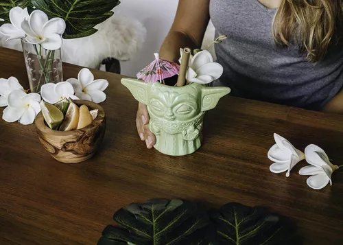 Miniatura 6 de Geeki Tikis The Child Baby Yoda Force Pose Taza Star Wars: 16 onzas