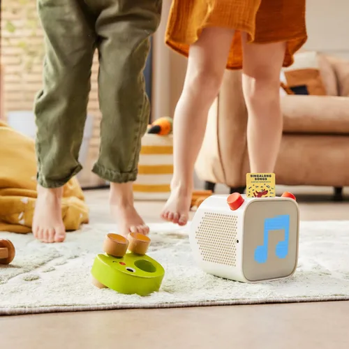 Miniatura 5 de YOTO Peppa Pig: On The Road with Peppa - Tarjeta de audio para niños para usar con reproductor y mini dispositivo de audio todo en 1, escucha