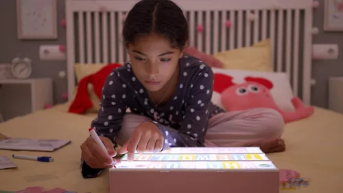 Miniatura 9 de BONNYCO Caja de luz rosa estilo cinematográfico con 400 letras, emojis, 2 marcadores. Caja de luz LED para decoración de hogar y oficina, cartel
