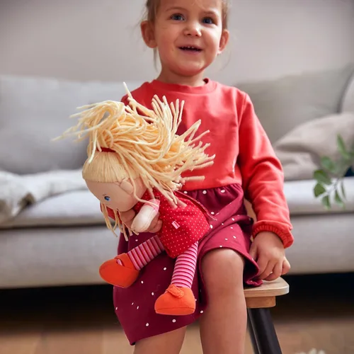 Miniatura 2 de HABA Muñeca Annelie suave de 12 pulgadas con pelo rubio, cara bordada, vestido rojo extraíble y diadema a juego, muñeca lavable para niños mayores