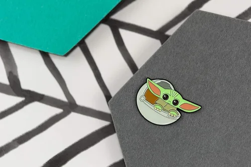 Miniatura 5 de Star Wars The Mandalorian The Child Baby Yoda In Carriage Esmalte Pin Toynk Exclusivo, Metal, Sin gemas.
