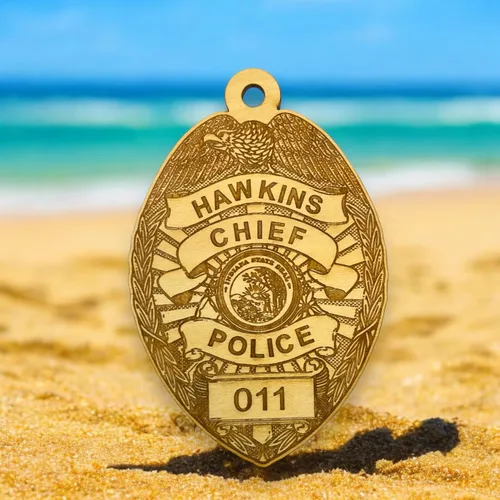 Miniatura 5 de Adorno - Jefe de Policía de Hawkins - Madera cruda de 3 x 4.5 pulgadas