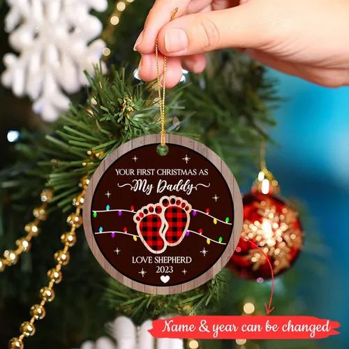 Miniatura 2 de Adorno de Navidad con texto en inglés "Your First Christmas As My Daddy 2025", regalo de recuerdo personalizado para nuevo papá Adorno Your Are