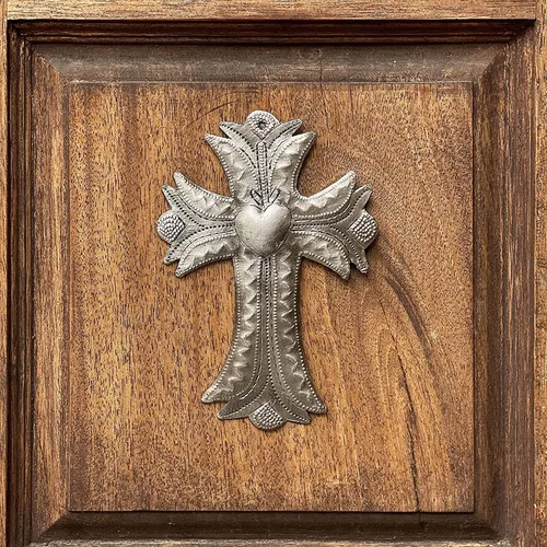 Pequeña cruz con corazón en relieve, hecha a mano en Haití, colección para colgar en la pared, dijes decorativos Milagro de 4 x 6 pulgadas