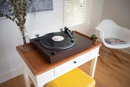 Miniatura 7 de Crosley C8A-WA Tocadiscos accionado por correa con preamplificador integrado, brazo ajustable, cartucho AT3600L y zócalo de MDF de grado audio, nogal