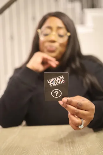 Miniatura 6 de Urban Trivia Game - ¡Juego de cartas para la cultura! TV, películas, música, deportes y experiencias de la comunidad afroamericana. Ideal