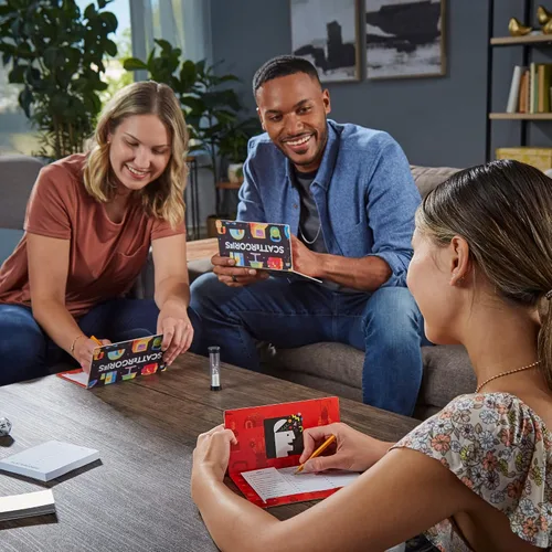 Miniatura 8 de Hasbro Gaming Scattergories Juego Clásico, Juego de Fiesta para Adultos y Adolescentes de 13 Años en Adelante, Juego de Mesa para 2+ Jugadores