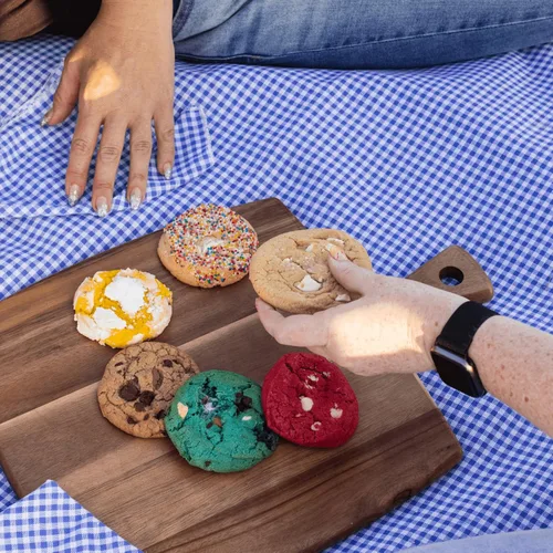 Miniatura 8 de The Cravory: Galletas de crema de caramelo salado, 12 galletas, 2.0 onzas cada una, envueltas individualmente, gourmet, horneadas frescas, postres