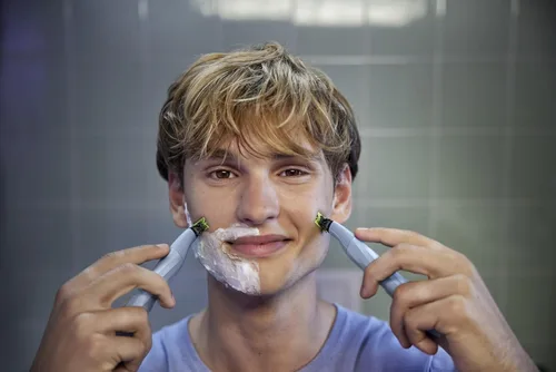 Miniatura 3 de Philips OneBlade First Shave, Sistema de Afeitado Eléctrico Híbrido para Adolescentes, QP1324/20