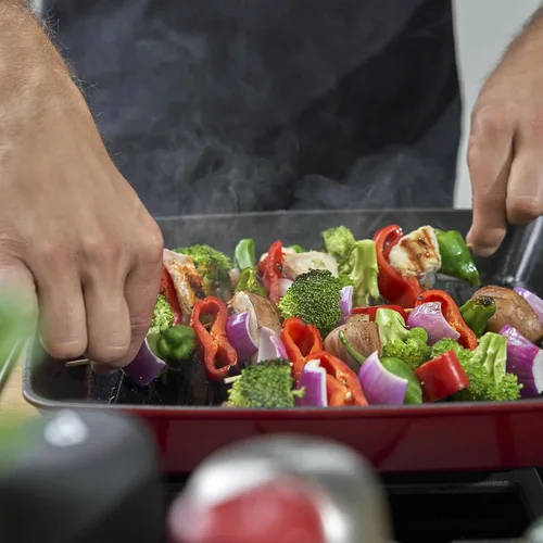Miniatura 5 de Staub Sartén cuadrada de hierro fundido de 12 pulgadas, cereza, fabricada en Francia