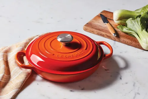 Miniatura 5 de Le Creuset Signature Cacerola de hierro fundido esmaltado, 3.5 cuartos de galón, color naranja (Flame)