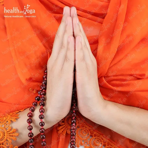 Miniatura 5 de HealthAndYoga™ Mala de Palo de Rosa (108 + 1 Cuentas con Borla) y Bolsa de Terciopelo - Rosario Anudado a Mano para Canto de Mantra, Meditación