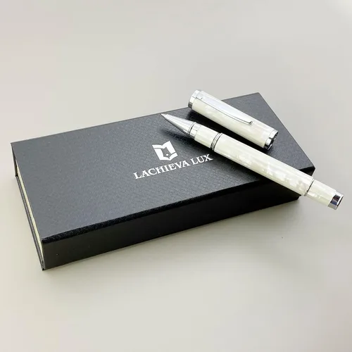 Miniatura 4 de LACHIEVA LUX Elegante bolígrafo de nácar con repuesto alemán, juego de regalo prémium para hombres, mujeres y profesionales (blanco perla)
