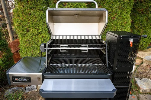 Miniatura 2 de Masterbuilt® Gravity Series - Accesorio de Rotisserie con varillas de asador de acero inoxidable, garras de carne y fuente de energía eléctrica