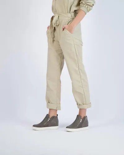 Miniatura 6 de CUSHIONAIRE Hollywood - Tenis de cuña oculta con tachuelas y espuma viscoelástica para mujer, Negro, 1