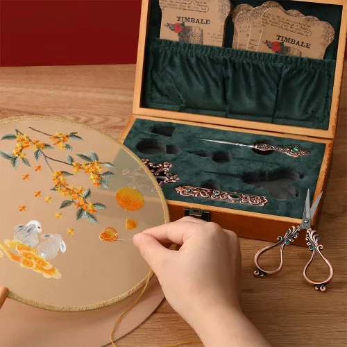 Miniatura 3 de NOTIONSLAND Juego de tijeras de bordado, suministros vintage, estuche de aguja, punzón de costura, dedal, tablero de hilo dental para costura, cobre