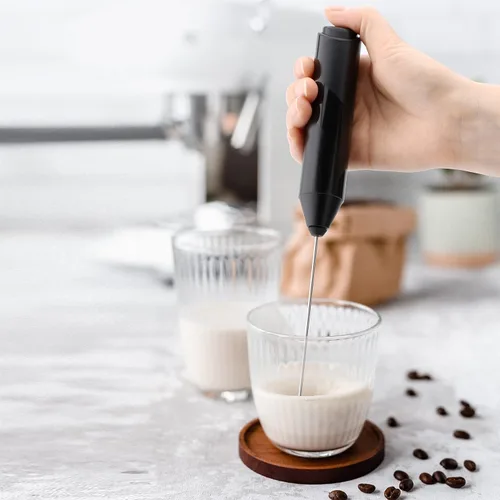Miniatura 9 de Potente espumador de leche para café, mezclador de bebidas rápido de mano con batidor de acero inoxidable, agitador de mano a pilas - negro