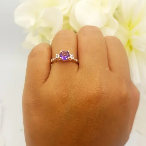 Miniatura 4 de Dazzlingrock Collection Anillo de compromiso de 3 piedras preciosas redondas de 10 quilates y diamantes para mujer, oro rosa