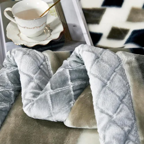 Miniatura 7 de LGYKUMEG Manta pesada de visón coreano, tamaño Queen de 79 x 91 pulgadas, sedosa suave y cálida, manta de cama Raschel reversible de 2 capas, 9