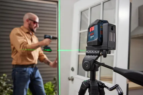 Miniatura 7 de Bosch GLL50-20G - Láser autonivelante de línea cruzada de haz verde de 50 pies, incluye soporte magnético integrado, 2 baterías AA y funda blanda