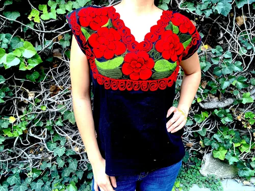 Miniatura 9 de Casa Fiesta Designs Blusa mexicana floral - Auténtica blusa bordada de Chiapas, hecha a mano, color negro con flores rojas, Negro