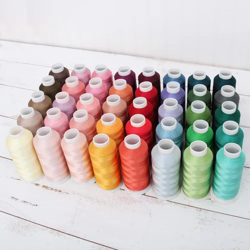 Threadart Juego de hilos de máquina de bordar de poliéster de 40 colores, juego de 16,404.2 ft D - colores vivos | Carretes de 5000M 40wt | para