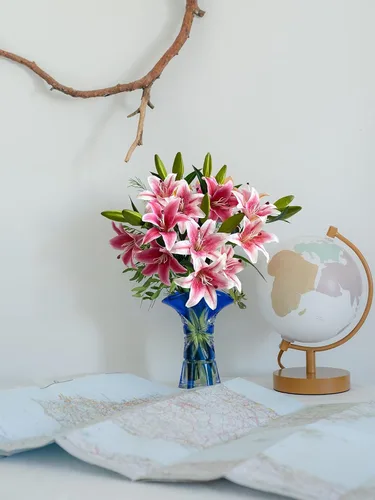 Miniatura 3 de YalzoneMet RUZUQE - 2 flores artificiales de lirio de color rosa profundo de 28 pulgadas, lirios falsos de tacto real, 3 cabezales, flora sintética
