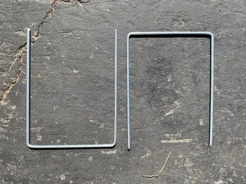 Miniatura 9 de Sandbaggy Grapas de paisaje de 6 pulgadas de ancho, extra pesadas: acero galvanizado de calibre 7 - Sujeta tubos, tela de paisaje, cubierta
