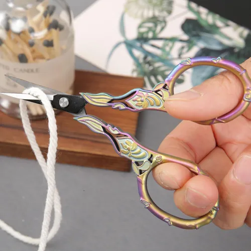 Miniatura 9 de Tijeras de bordado con cubierta – Tijeras pequeñas de ganchillo vintage arcoíris, tijeras de manualidades florales afiladas para hilo de hilo