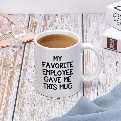 Miniatura 4 de Divertida taza de café de oficina con texto en inglés «My Favorite Employee Gave Me This Mug – Regalo de oficina de broma para jefe – Regalos únicos