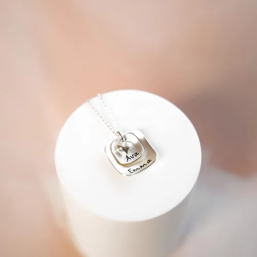 Miniatura 2 de El collar cuadrado de plata de ley Lucky Two viene con 2 dijes personalizables y un dije de corazón de plata de ley. Tu elección de cadena 925.