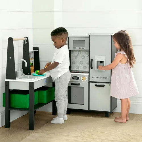 Miniatura 10 de Delta Children - Cocina de juguete Gourmet Todo en Uno de Rincón - Juego de cocina con estufa segura y sin calor con luces, horno, fregadero, Gris