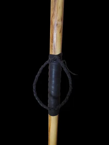 Miniatura 5 de Bastón de senderismo de nogal de 1 pulgada con mango de cuero y correa de muñeca. Punta de goma opcional Madera de color oscuro