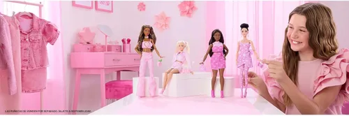 Miniatura 2 de Barbie Muñeca de Estilo Deluxe #9 en Atuendo de Mezclilla Rosa, Cabello Rubio, Conjunto de Chaqueta y Falda a Juego con Accesorios como Clutch