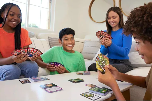 Miniatura 2 de Mattel Games UNO Ultimate Marvel Juego de cartas con 4 mazos de personajes, 4 cartas coleccionables de lámina metálica y reglas especiales, para 2-4