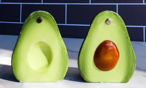 Miniatura 2 de Ebros - Juego de salero y pimentero de cerámica de superalimento delicioso en mitades de aguacate, figuras de fiesta, cocina, mesa, frutas