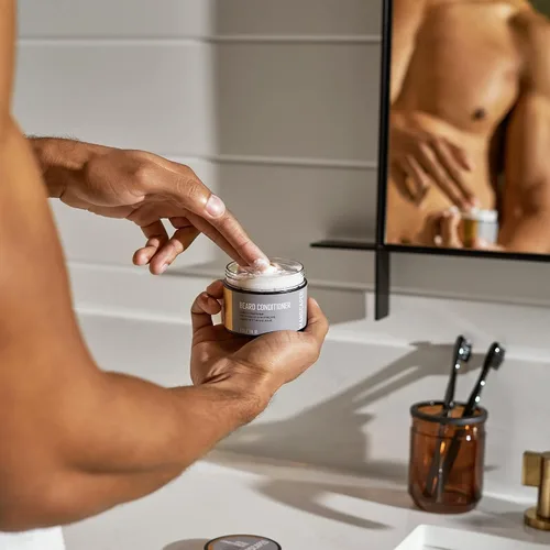 Miniatura 5 de MANSCAPED® El kit avanzado Beard Hedger® incluye nuestro recortador de barba y bigote de precisión premium, champú hidratante, acondicionador