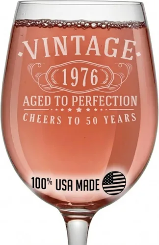 Spotted Dog Company Copa de vino grabada vintage de 1976 de 16 onzas – Regalo de feliz cumpleaños 50 para mujeres de 50 años, decoración de