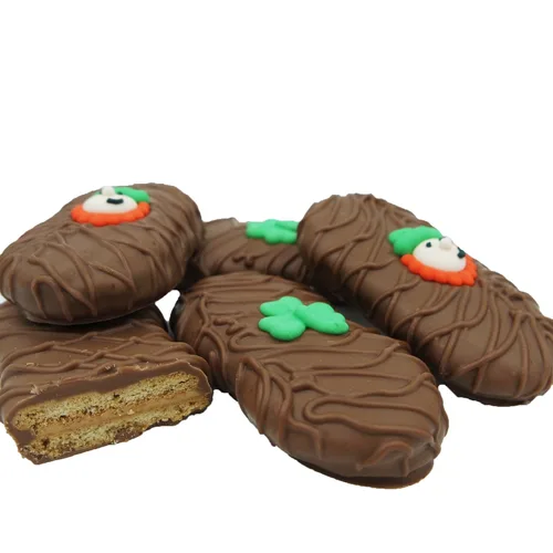 Galletas de la marca Philadelphia Candies cubiertos por ambos lados de chocolate negro y con leche, y crema de cacahuete de la marca Nutter Butter