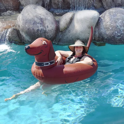 Miniatura 5 de GoFloats Wiener Dog Party Tube - Balsa inflable con estilo (para adultos y niños)