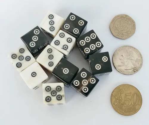 Miniatura 5 de D6 - Juego de 12 dados vikingos/medievales para apuestas de hueso y cuerno, 9/16 pulgadas (0.551-0.591 in) de grosor