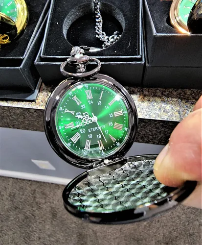 Reloj de bolsillo grabado, reloj con esfera verde con números romanos, viene con cadena, caja y grabado. Reloj de bolsillo estilo vintage