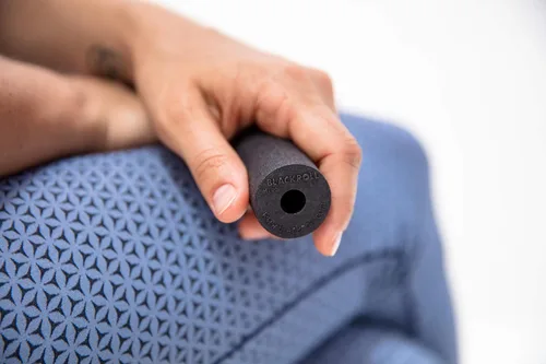 Miniatura 3 de BLACKROLL - Rodillo de microespuma, pequeña herramienta de masaje de tejido profundo para pies, manos y brazos, uso para viajes, ejercicio y Negro